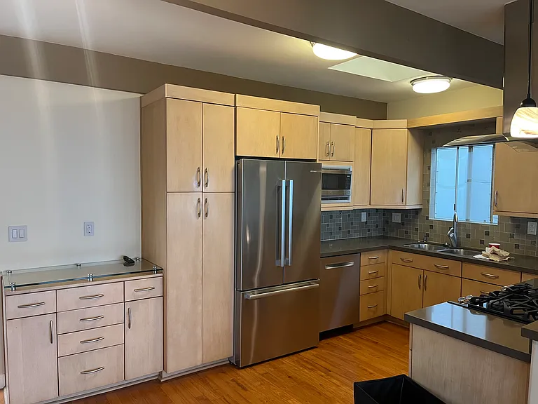 Great storage, slide out shelves in cabinets