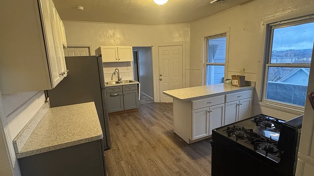 3 bed, 1.0 bath, 1478 sqft, $2,000 — Photo 2