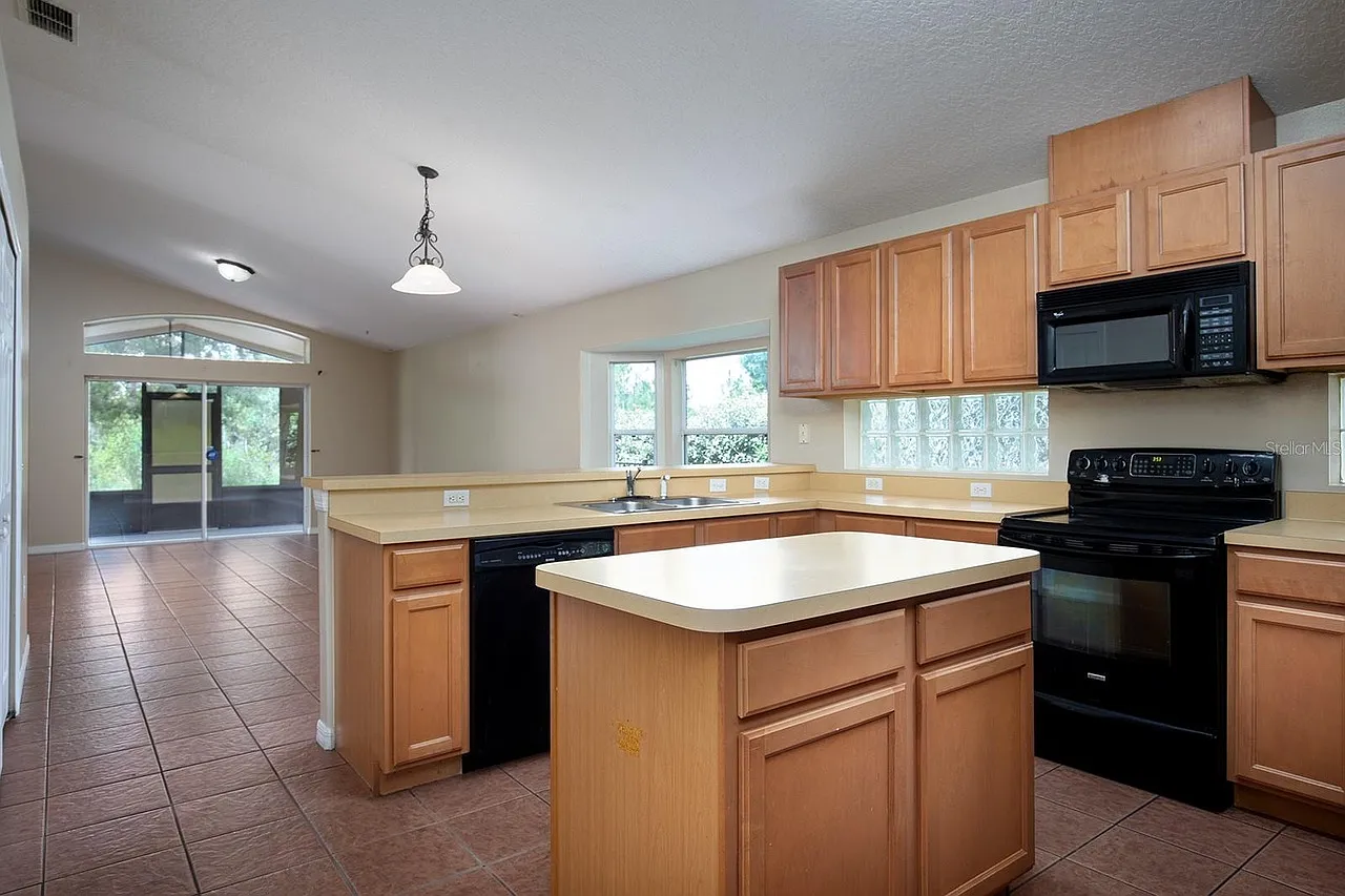 4 bed, 2150 sqft, $2,900 — Photo 3
