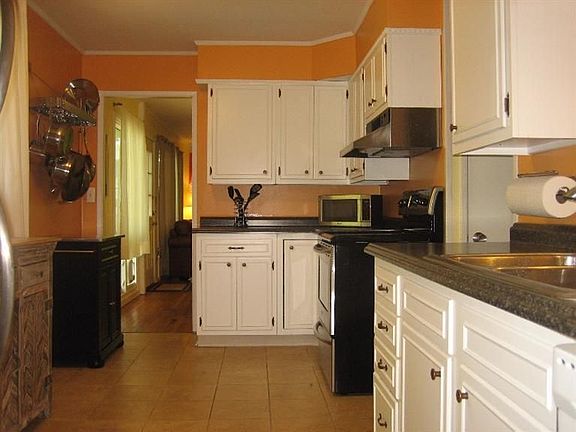 3rd image of 2221 S Circle Dr