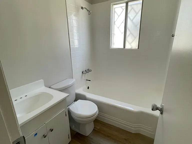 Centinela Apartments — Photo 30