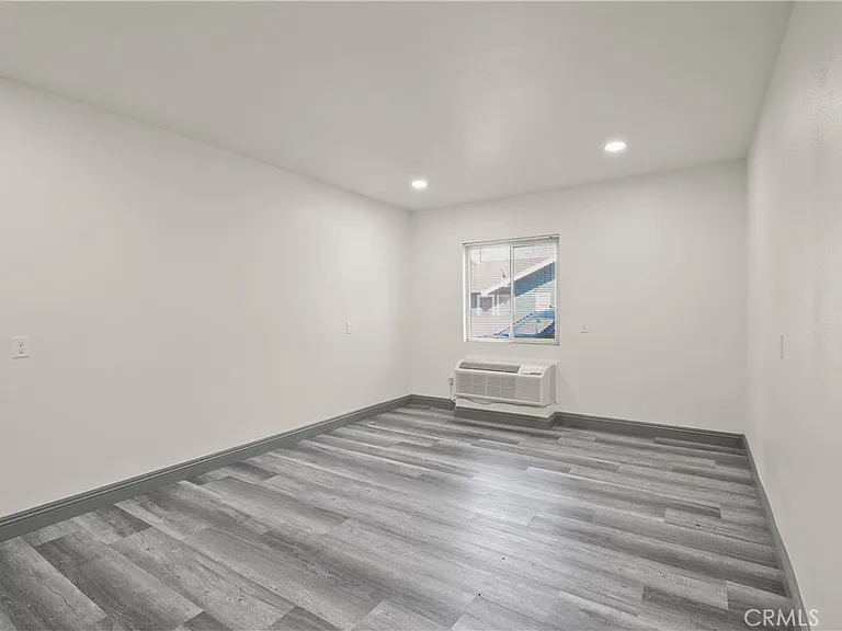 14335 Hamlin St — Photo 18