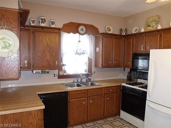 3rd image of 71 Smithsonian St