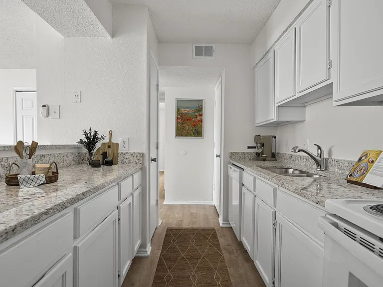 Living Oaks Apartments — Photo 6