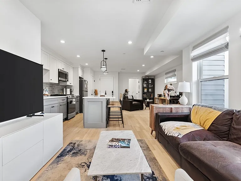 223 Saratoga St #202 — Photo 11