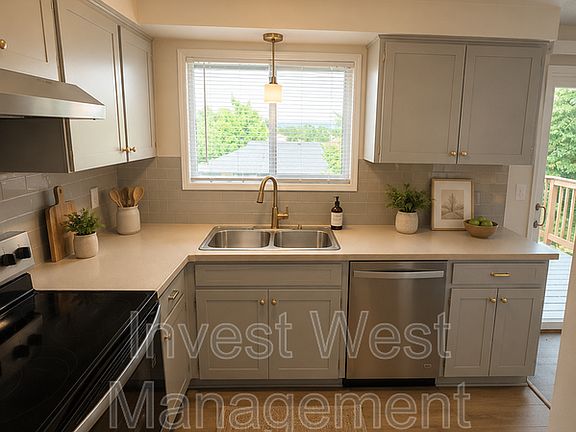2nd image of 2918B Harney St