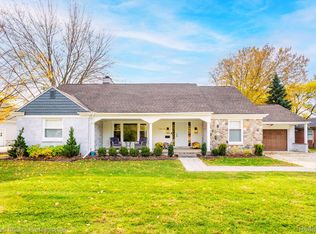 1457 Lochmoor Blvd, Grosse Pointe Woods, MI 48236