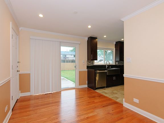 2nd image of 156 W Altgeld Ave