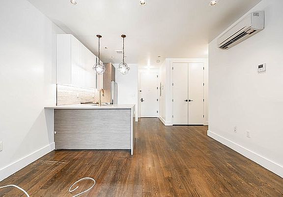 3rd image of 142 Erasmus St #4A