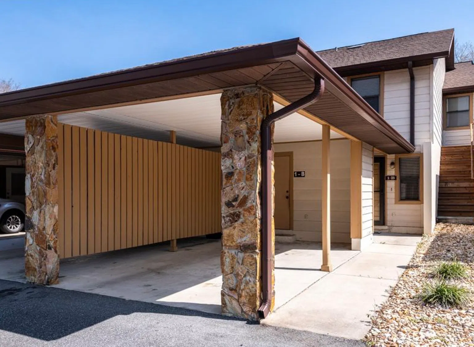 2 bed, 2.5 bath, 1320 sqft, $2,100 — Photo 3