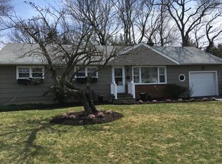22 Sprucetree Ln, Huntington Station, NY 11746