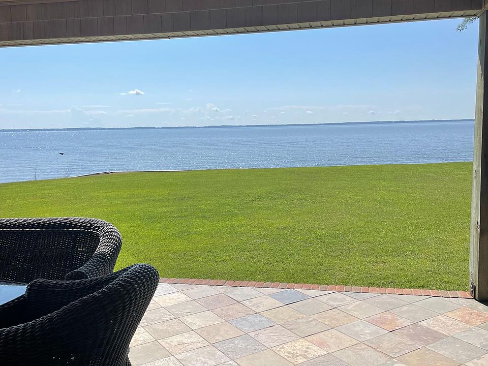 Rear porch looking out to the Neuse River!