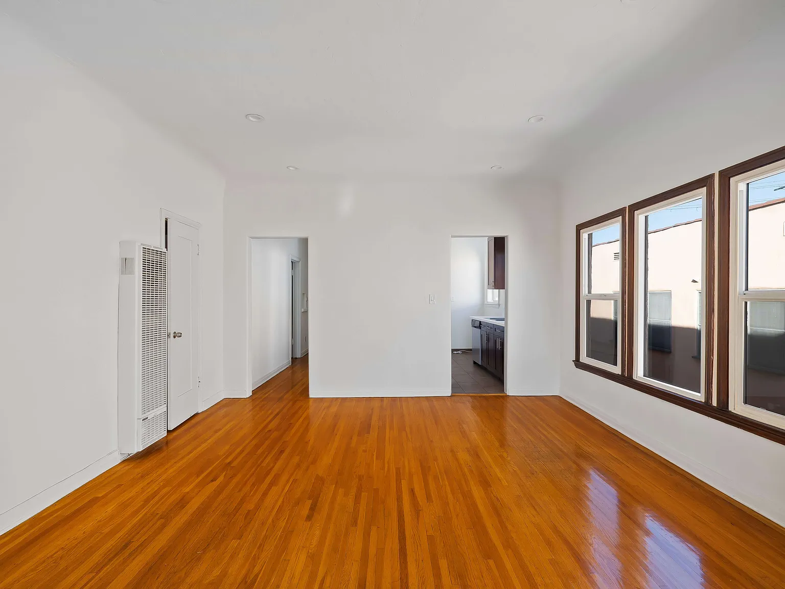 3 bed, 1300 sqft, $4,195 — Photo 4