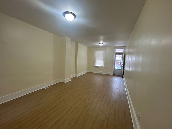 2nd image of 1594 Chestnut Ave