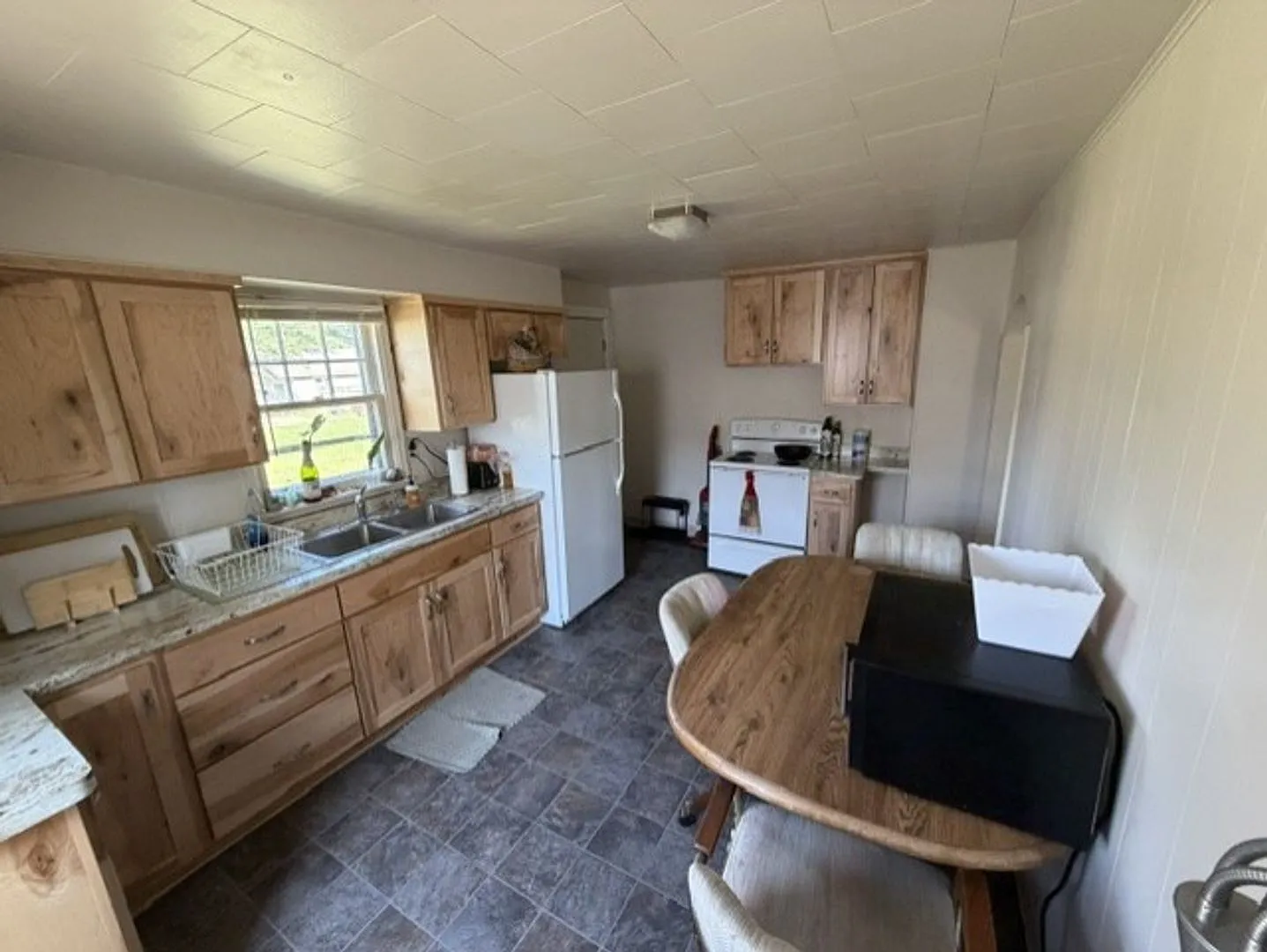 3 bedroom, 1 bath. Large yard with large storage shed. — Photo 3