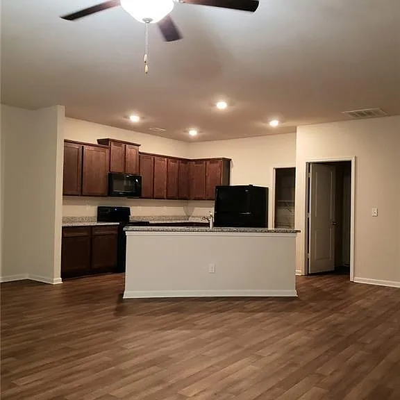 939 Independence Ave — Photo 5