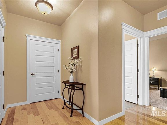 5th image of 2986 N Cloverdale Rd