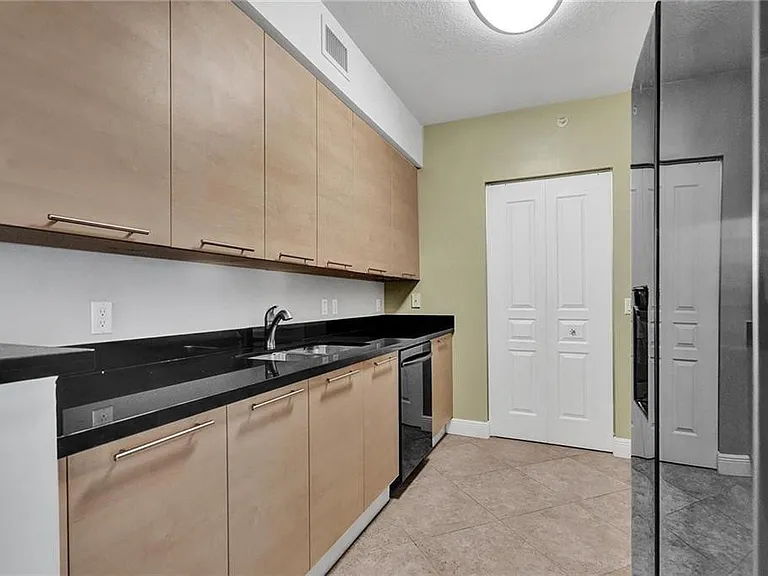 350 SE 2nd St #1720 — Photo 6