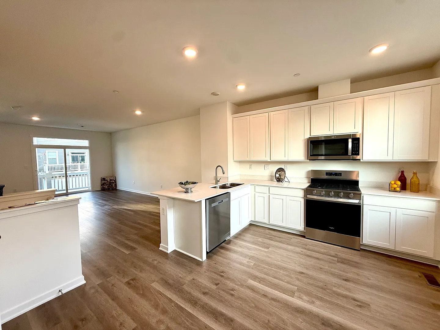 3 bed, 2.5 bath, 1630 sqft, $3,200 — Photo 3