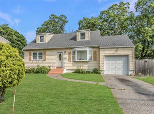 18 Hilliard Ave, Central Islip, NY 11722