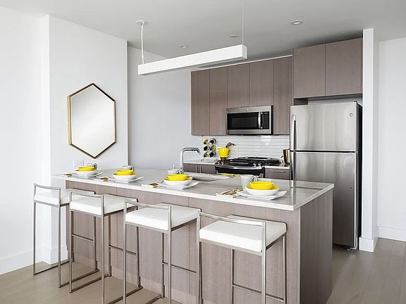 3rd image of 86 Fleet Pl APT 8U