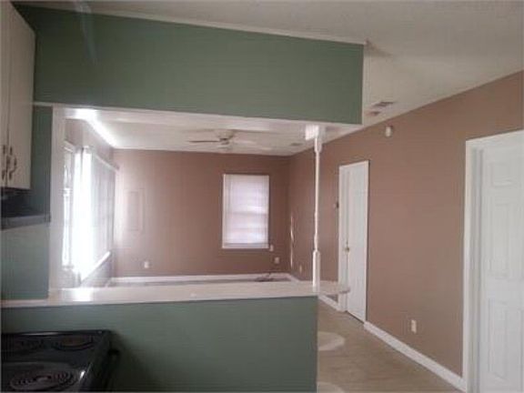 3rd image of 810 E Jane St