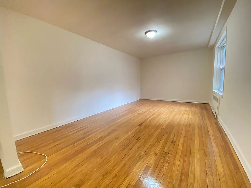 1st image of 140-21 Burden Cres #2