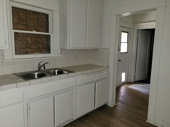 3rd image of 919 S H St