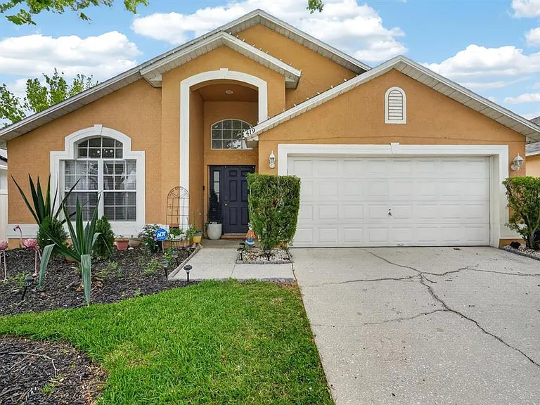 419 Buckingham Cir — Photo 1
