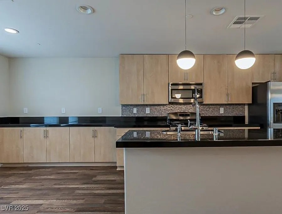 3 bed, 3.5 bath, 1589 sqft, $2,550 — Photo 2