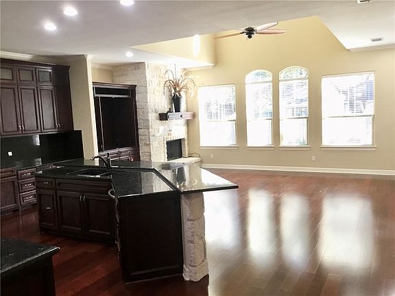 4th image of 9122 Balcones Club Dr Unit 2