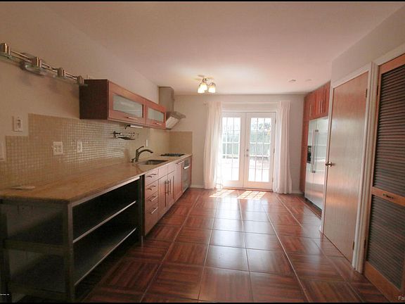 4th image of 70 North Dr