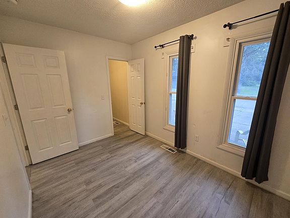5th image of 811 Marvin St