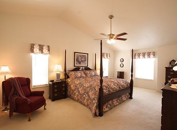 Master bedroom w/vaulted ceilings, 5 Pc. Bath