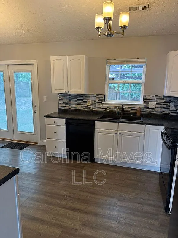 3 bed, 2.0 bath, 1347 sqft, $1,500 — Photo 4