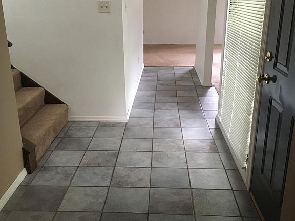 Foyer Entry w/tile floor