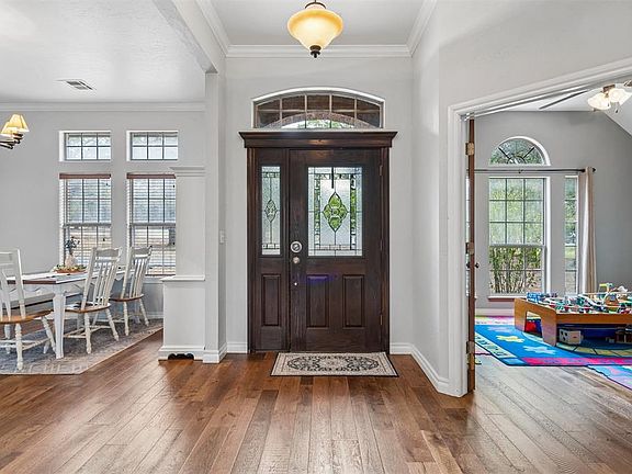 3rd image of 825 Liveoak Ln