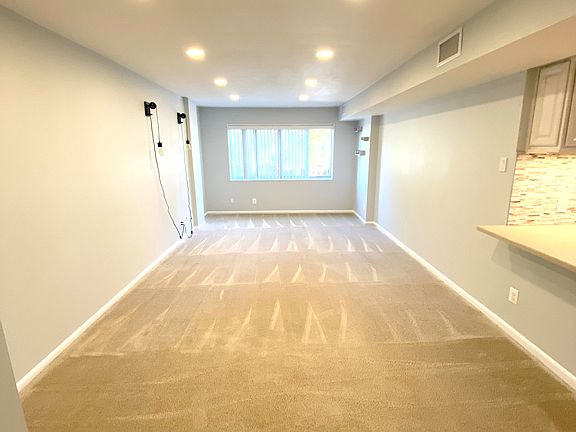 3rd image of 5340 Holmes Run Pkwy Unit 202