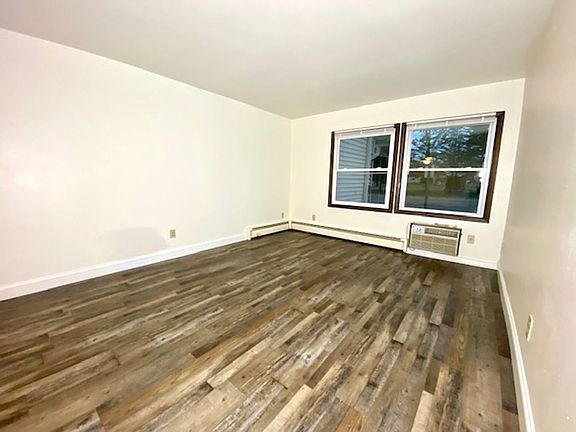3rd image of 101 Riverview Dr #3