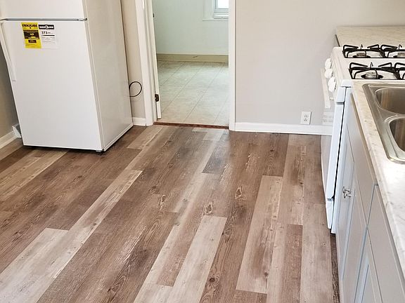 3rd image of 926 Oak St