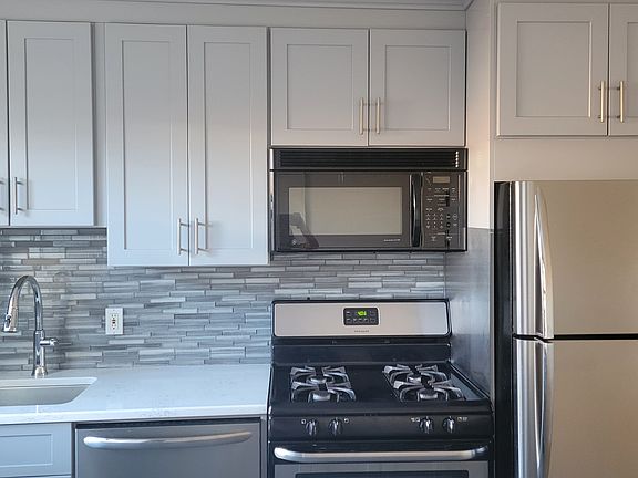 BEAUTIFUL UPDATED KITCHEN WITH QUARTZ COUNTERTOPS
