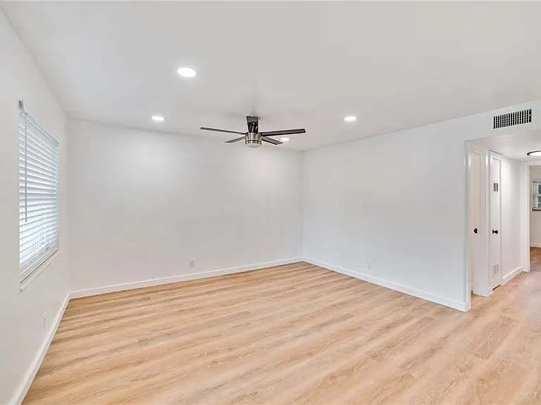 4413 W Rogers Ave — Photo 4