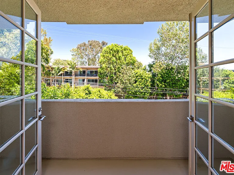 575 S Barrington Ave #305 — Photo 7