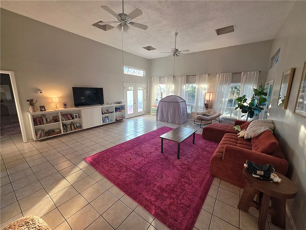 3 bed, 2.0 bath, 1971 sqft, $2,000 — Photo 2