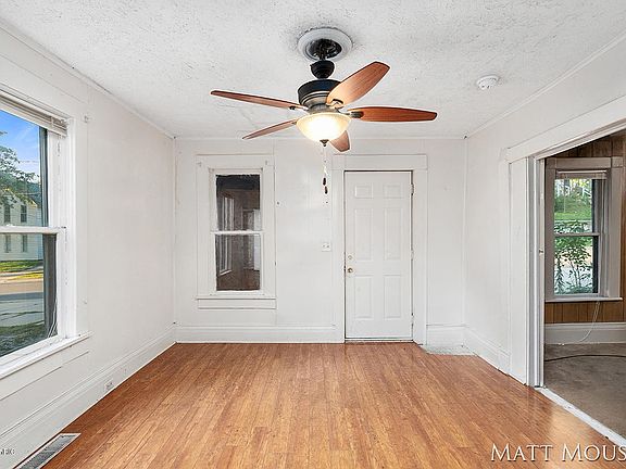 5th image of 312 Spencer St NE