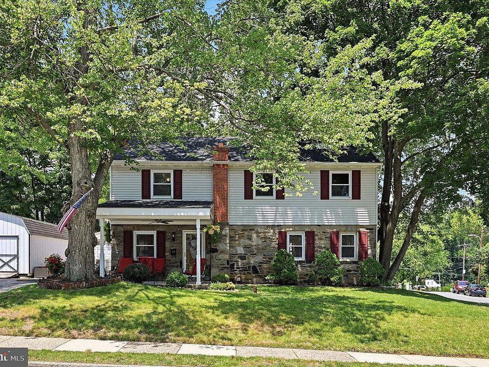 1st image of 747 Surrey Rd