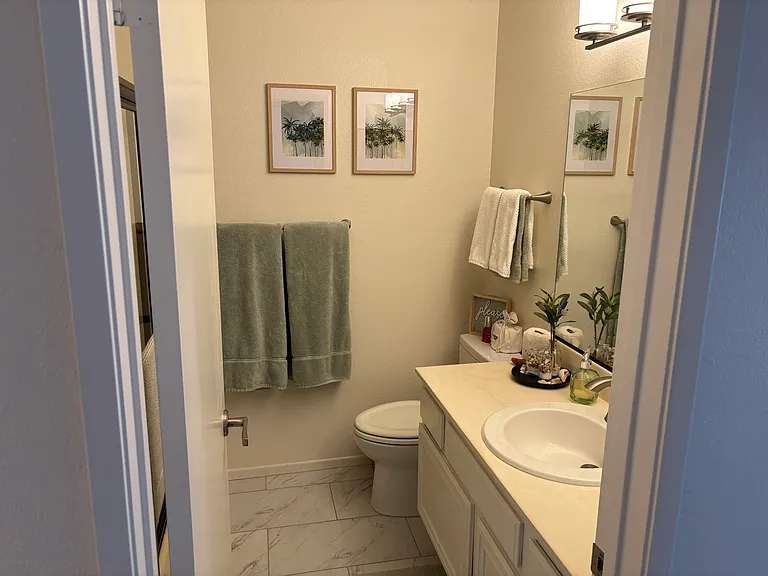 Upstairs full bathroom
