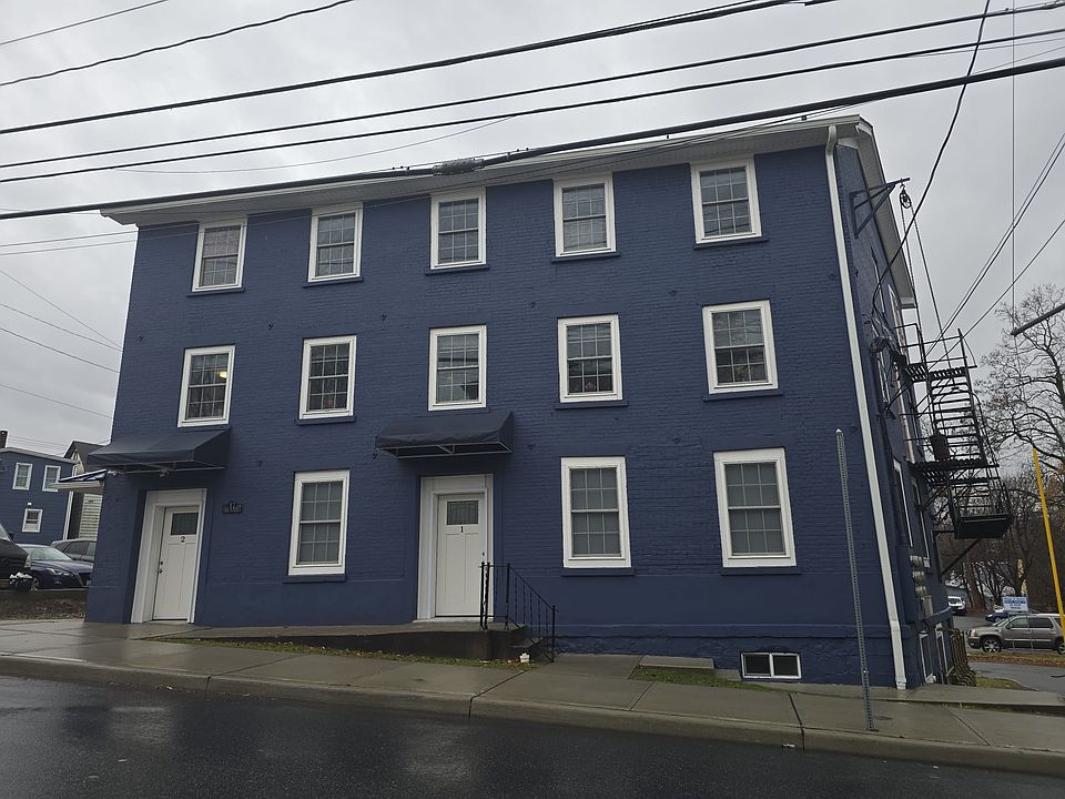 1st image of 17 Oak St APT 1