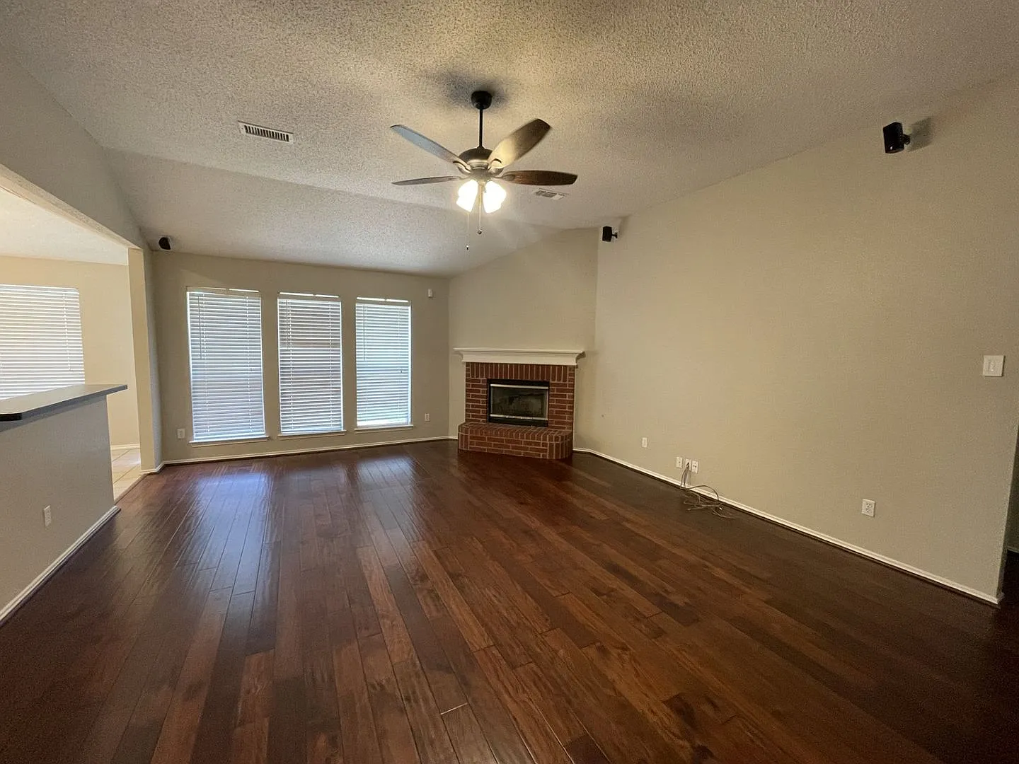 1405 High Crest Dr, Mansfield, TX 76063 — Photo 2