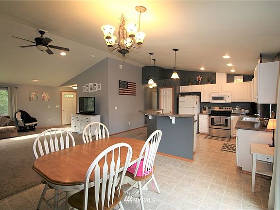 4th image of 107 Tamarack Drive W
